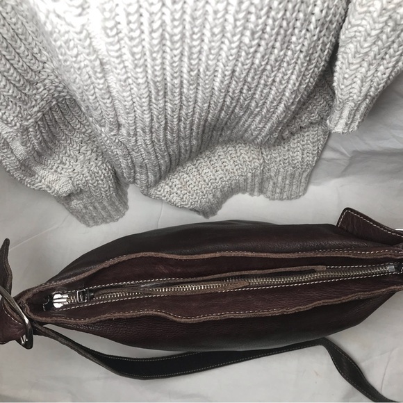 ROOTS VINTAGE MADE IN CANADA 100% LEATHER BROWN BUCKET CROSSBODY SHOULDER BAG - Picture 4 of 9